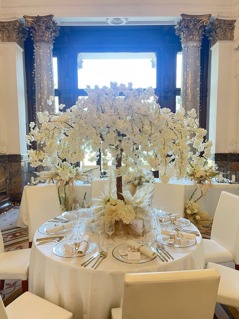 Tischdekoration mit Blumen und Besteck - Stella Rheni Eventlocation