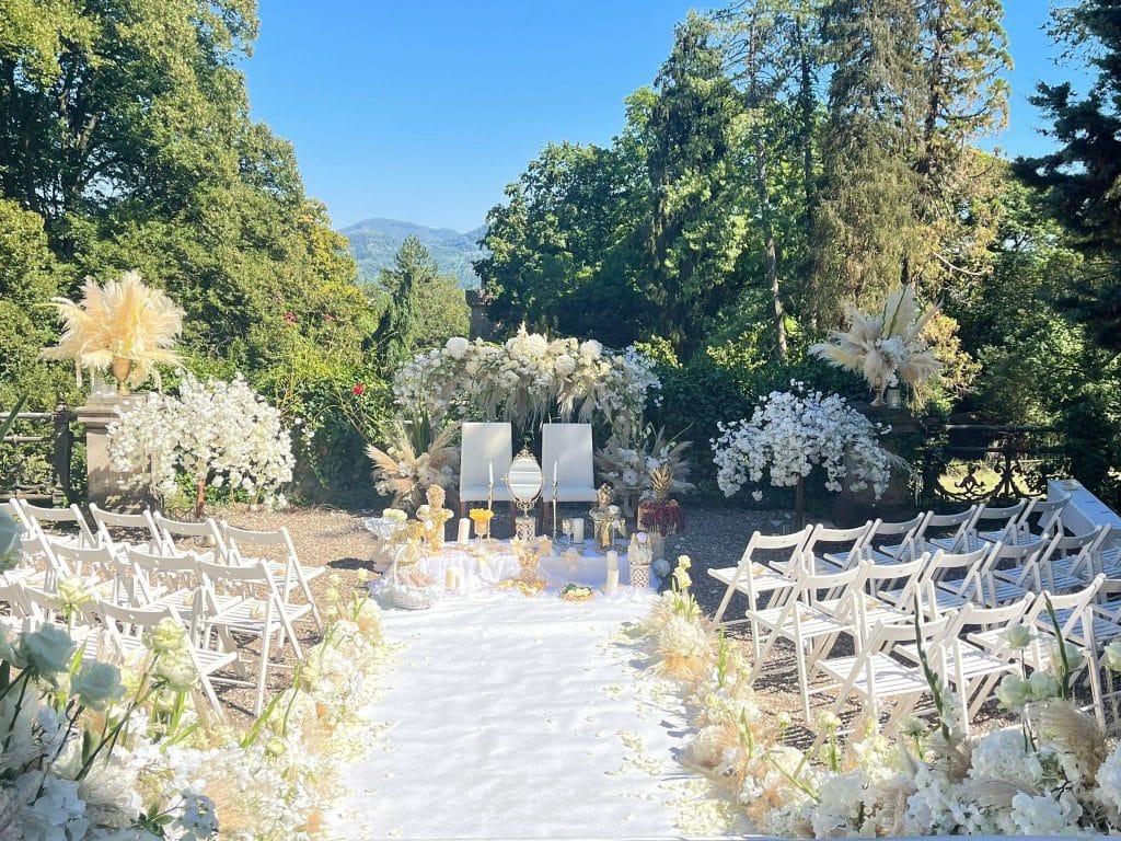 Stella Rheni Hochzeit Stuhlanordnung vor dem Altar im Garten