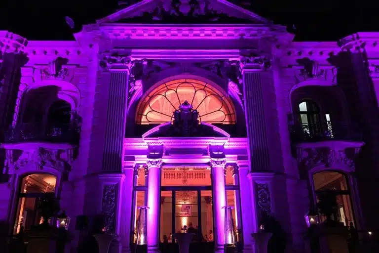 Stella Rheni für Corporate Events - Themenabend - Violett beleuchtetes Gebäude