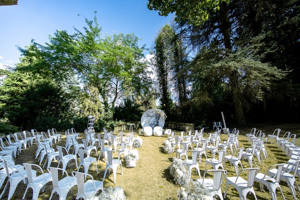 Stella Rheni als Filmlocation, Corporate Events, Hochzeiten und Tagungen - Alter mit Stühlen im Garten