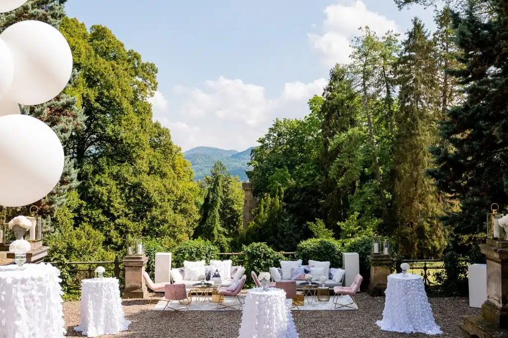 Stella Rheni Hochzeitstrauung im Garten mit Tisch und Stühlen
