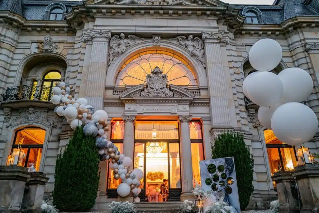 Stella Rheni als Filmlocation - Mit Luftballons verzierter Eingangsbereich