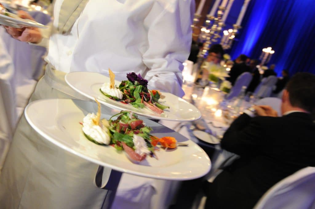 Stella Rheni Hochzeit - Metz Catering Service verteilt Essen