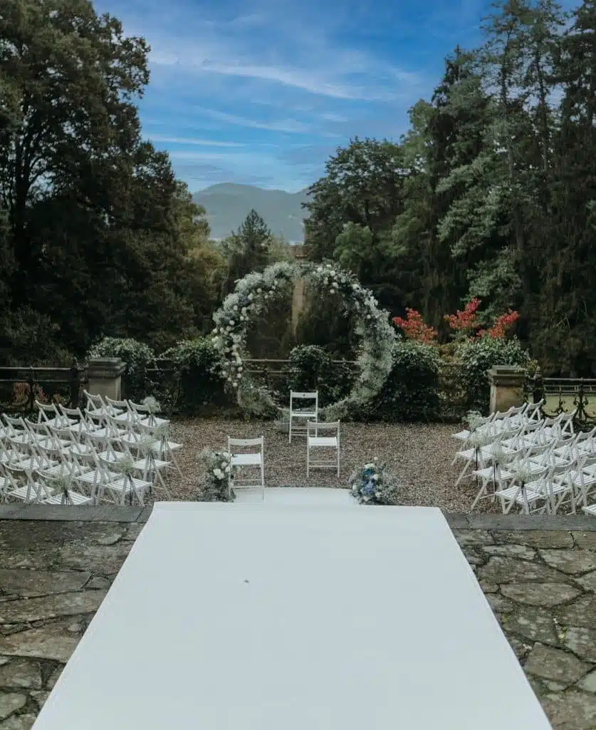 Stella Rheni Hochzeit Stuhlanordnung vor dem Altar mit ausgerolltem weißem Teppich